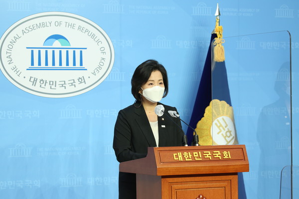 더불어민주당 이수진 의원(비례대표)이 15일 오전 서울 여의도 국회 소통관에서 가사근로자 고용개선 법안 발의 기자회견을 하고 있다. (사진=나문성 기자)