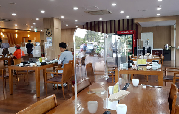 골프장 내 식당 테이블에 설치된 투명 칸막이. (사진=김삼철 기자)