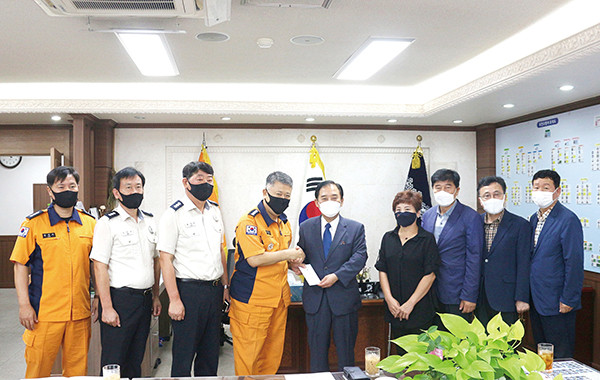 박윤국 포천시장은 16일 추석 명절을 앞두고 소방공무원들에게 감사의 마음을 전하기 위해 포천소방서를 방문했다. (사진제공=포천시장)