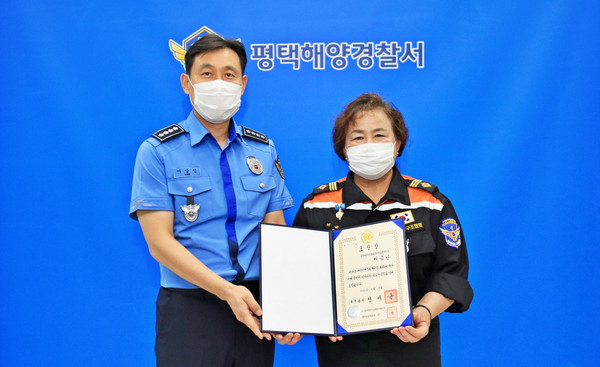 이상인 평택해양경찰서장이 지난 15일 해양안전 문화 확산에 공이 큰 배금란 한국해양구조협회 경기충남북부지부장에게 국무총리 표창을 전수했다. (사진제공=평택해양경찰서)