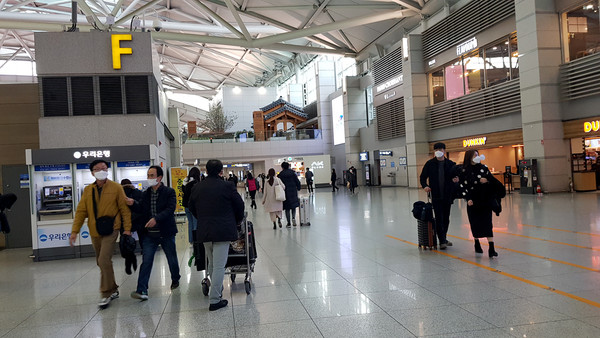 인천국제공항공사가 코로나19 여파로 매출이 크게 감소한 인천공항 입점 상업시설(면세점, 식음료 매장 등)에 대한 임대료를 최대 6개월 간 감면에 나서는 등 코로나19 확산으로 인한 공항 상업시설의 위기 극복을 위해 적극 노력하고 있다. 사진은 코로나19로 이용객이 줄어 한산해진 인천공항. (사진=이복수 기자)