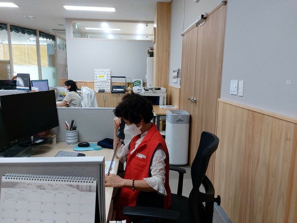 시흥시는 코로나19 장기화로 인한 돌봄 사각지대 치매환자에 대한 돌봄 공백 최소화를 위해 비대면 사업을 추진하고 있다. (사진제공=시흥시청)