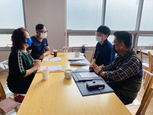 수원시도시지속가능재단 기획공모사업에 선정된 마을 공동체 관계자들이 코로나19 방역 세부 컨설팅을 받고 있다. (사진제공=수원시청)