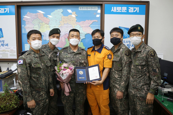 포천소방서 한경복 서장은 17일 생명이 위독한 환자를 심폐소생술로 생명을 구한 시민 김정수씨와 김용신, 백동하씨에게 하트세이버 인증서를 각각 전달했다. (사진제공=포천소방서)