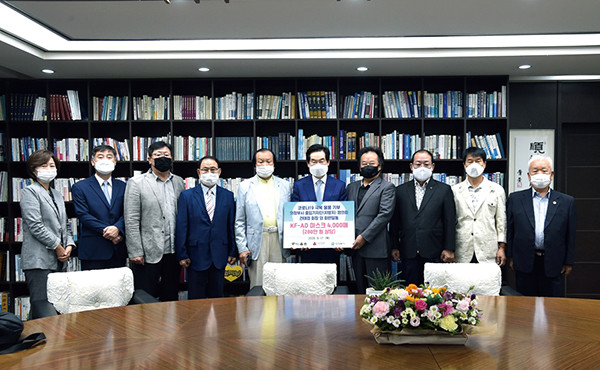 의정부시출입기자협의회는 17일 의정부시청 시장실에서 안병용 시장에게 마스크 4000장을 전달했다. (사진제공=의정부시청)