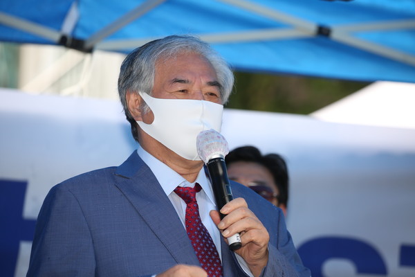 사랑제일교회 전광훈 목사가 지난달 2일 코로나19에서 완치된 뒤 서울 성북구 사랑제일교회 앞에서 기자회견을 하고 있다. (중앙신문 자료사진)