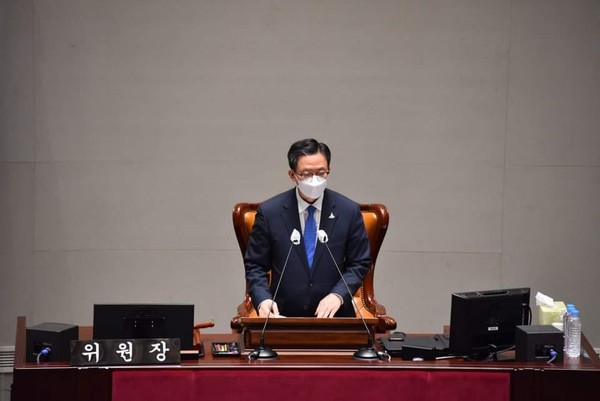 국회 예결산결산특별위원장인 더불어민주당 정성호 의원은 정쟁(政爭)만 있고, 정책은 없는 국회의 대정부질문 제도를 없애고 ‘상임위와 법안 소위’를 활성화하자고 제안했다. (사진=정성호 페이스북)