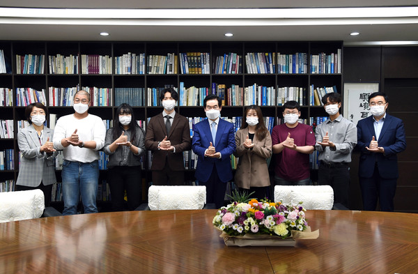 의정부시는 지난 17일 시장실에서 청년이 현장에서 직접 느끼는 애로사항 등을 청취하기 위해 청년들과 소통·공감하는 뜻깊은 만남의 자리를 가졌다. (사진제공=의정부시청)