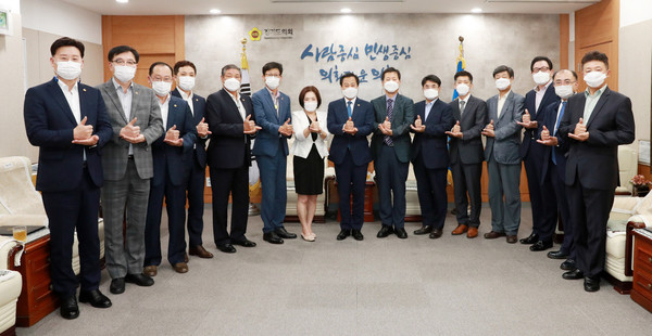 경기도의회는 제10대 후반기 의회를 맞아 입법정책위원회를 새로이 구성하고, 지난 18일 위원 위촉식 및 2020년 제3회 회의를 진행했다. (사진제공=경기도의회)