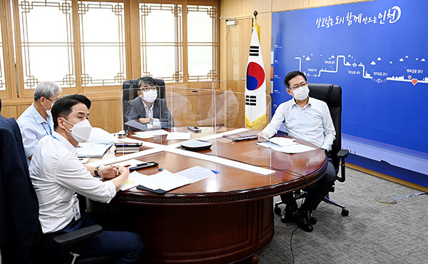 박남춘 인천시장(오른쪽)이 18일 시청 접견실에서 온라인으로 진행된 '인천형 디지털 뉴딜' 발표 관련 영상회의에서 디지털 분야 권위자의 의견을 청취하고 추진계획을 점검하고 있다.