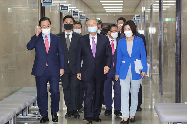 김종인 국민의힘 비상대책위원장(가운데)과 주호영 원내대표(왼쪽)가 21일 오전 국회에서 열린 비상대책위원회의에 입장하기 위해 이동하고 있다. (사진=국민의힘 제공)