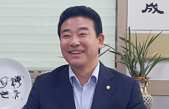 더불어민주당 박정 의원이 경기도 특별조정교부금 10월 확보해 금촌1동 주민들의 오랜 숙원인 ‘금촌1동 행정복지센터’를 새로 증축하게 됐다. (사진=중앙신문DB)