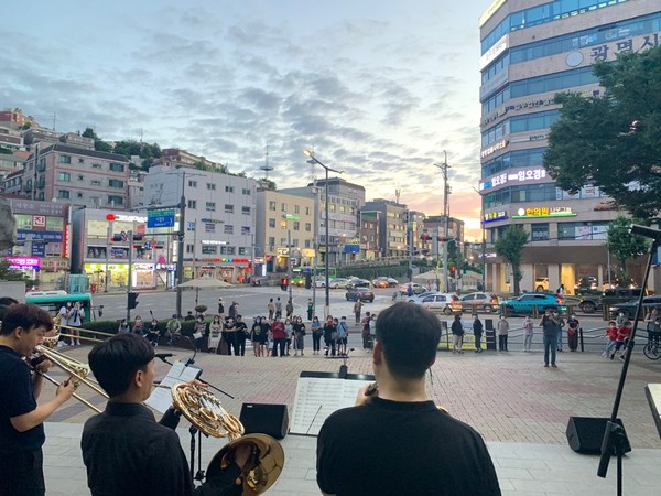 광명시는 다음달 10일까지 한내천 근린공원, 광명전통시장, 도덕파크 광장 등 관내 15곳에서 ‘마음치유 길거리 예술공연’을 진행한다. 사진은 공연 모습. (사진제공=광명시청)
