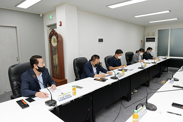 양평군의회 전진선 의장과 송요찬 부의장은 최근 양서면에 위치한 특별대책지역 수질보전정책협의회 사무실에서 세 번째 간담회를 개최하고, 군민이 체감하는 규제개선을 위해 논의했다고 21일 밝혔다. (사진제공=양평군의회)