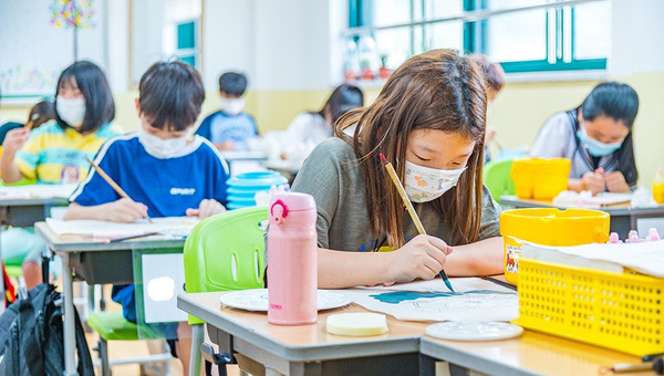 오산문화재단 ‘미술체험감상교육’ 수업용 키트로 민화를 그리는 학생. (사진제공=오산문화재단)