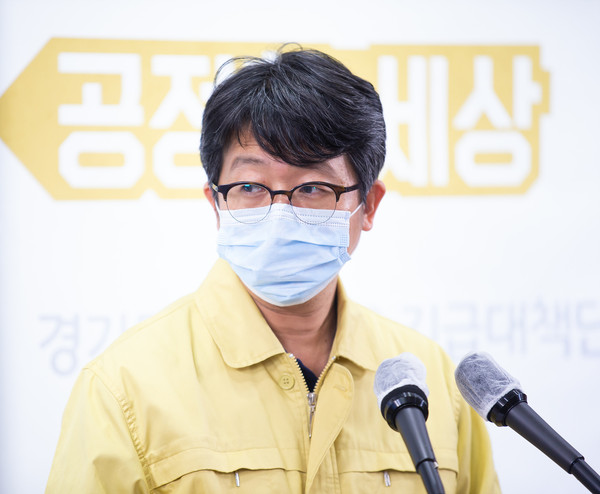 21일 오후 경기도청 브리핑룸에서 임승관 경기도 코로나19 긴급대책단 공동단장이 온라인 브리핑 방식으로 코로나19 긴급대책단 정례브리핑을 하고있다. (사진제공=경기도청)
