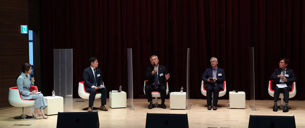 지난 21일  이재강 경기도 평화부지사는 오후 판교 글로벌 R&D센터에서 열린 ‘2020 세계평화의 날 기념 국제평화 외교역량 강화를 위한 정책토크쇼’에 참석했다. (사진제공=경기도청)