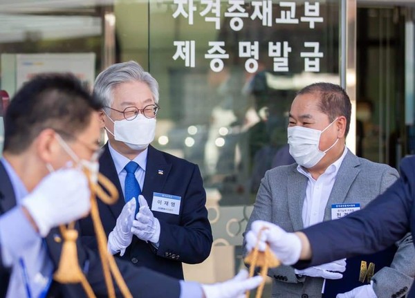 22일 오후 경기도청 상황실에서 민·관협력 임대차3법 상담센터 설치 협약식을 갖은 이재명 경기도지사, 이정호 경기중앙지방 변호사회 회장, 이임성 경기북부지방 변호사회 회장, 김태근 민주사회를 위한 변호사 모임 민생경제위원회 위원장, 김남근 참여연대 정책위원, 천경남 한국공인중개사협회 경기남부지부장, 정경범 한국공인중개사협회 경기북부지부장 등이 경기열린민원실로 자리를 옮겨 개소식을 가졌다. (사진=이재명 지사 페이스북)