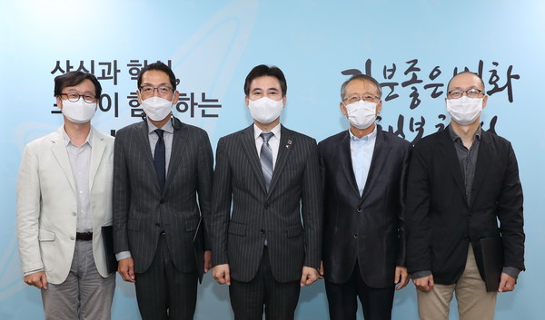 화성시는 지난 22일 시청 접견실에서 열린 위촉식을 통해 3명의 민간 전문가를 분야별 총괄계획가로 위촉했다. (사진제공=화성시청)