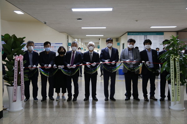 대진대학교 임영문 총장은 본교 인문학관 1층 105호 강의실에서 보직교원 등 30여명이 참석한 가운데 ‘스마트 원격수업 지원시스템’ 개통식을 개최했다. (사진제공=대진대)
