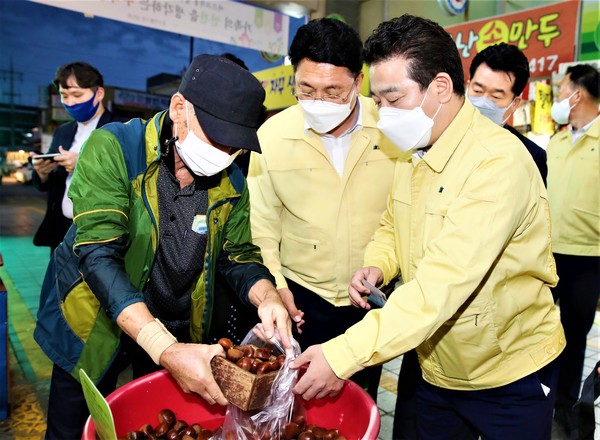 박정 더불어민주당 경기도당위원장과 엄태준 이천시장이 관고전통시장을 방문해 추석 장보기에 나섰다. (사진제공=이천시청)