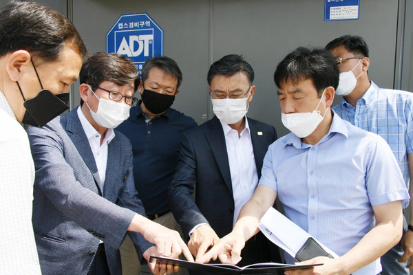 김포시가 포스트 코로나 시대에 대응하기 위해 시정혁신 전략을 마련했다. 사진은 현장행정을 펼치고 있는 정하영 김포시장. (사진제공=김포시청)