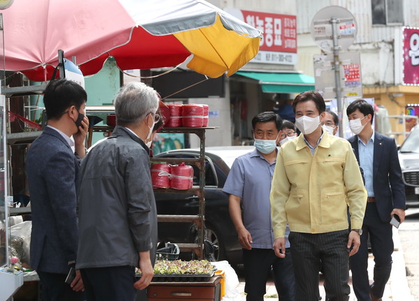 서철모 화성시장이 지난 19일 추석 명절을 앞두고 지역 대표 전통시장을 방문해 방역실태 점검에 나섰다. (사진제공=화성시청)
