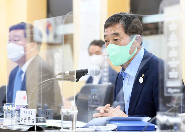 윤화섭 안산시장이 지난 18일 시청에서 열린 조두순 재범방지 대책마련 간담회에서 발언하고 있다. (사진제공=안산시청)