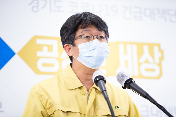 28일 오후 경기도청 브리핑룸에서 임승관 경기도 코로나19 긴급대책단 공동단장(경기도의료원 안성병원장)이 온라인 브리핑 방식으로 코로나19 긴급대책단 정례브리핑을 하였다. (사진제공=경기도청)