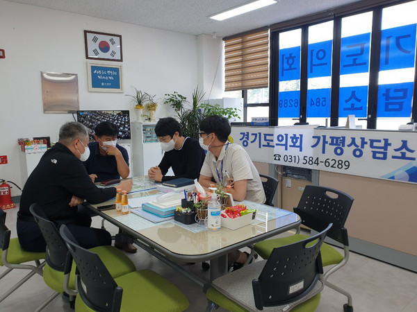 김경호 경기도의원(더불어민주당, 가평)은 가평군 도시관리계획 재정비와 관련해 경기도 도시주택과 관계 공무원 등과 지난 24일 경기도의회 가평상담소에서 정담회를 개최했다. (사진제공=경기도의회)