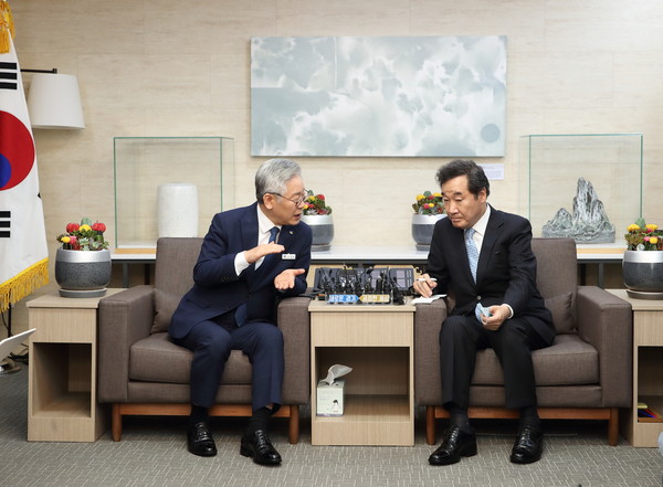 지난 7월 30일 오전 이재명 경기도지사가 경기도청에 방문한 이낙연 의원을 접견하고 환담을 나누고 있다. (사진=경기도 제공)