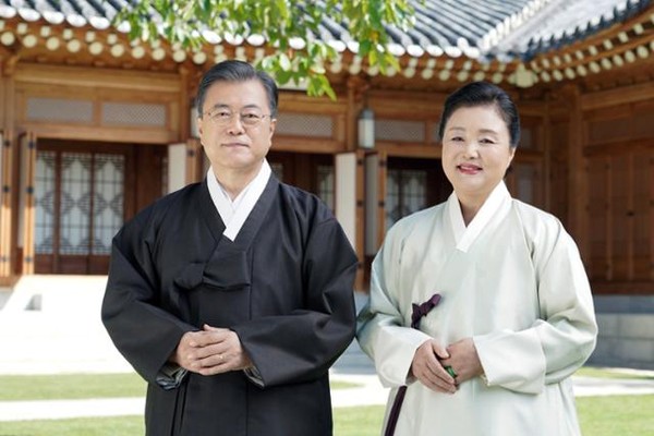 문재인 대통령과 김정숙 여사가 지난달 30일 청와대 상춘재 앞에서 국민들에게 추석 인사를 전하고 있다. (사진=청와대 제공)