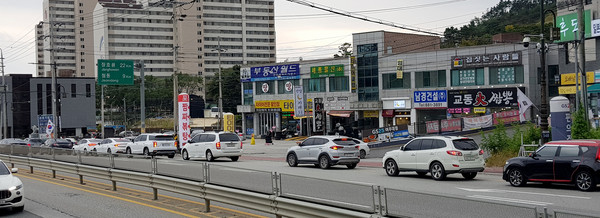 2일 오후 3시 30분께 스타벅스 여주DT점에 커피를 구입하려는 차량 행렬이 끊이질 않고 있다. (사진=김광섭 기자)