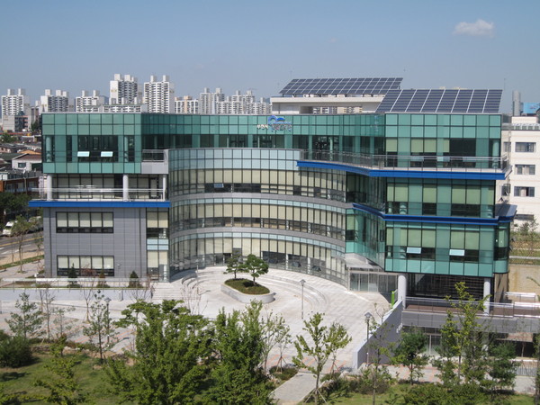코로나19에 따른 사회적 거리두기로 휴관했던 부천시 도서관 34개소가 5일부터 운영을 재개한다. 사진은 상동도서관 전경. (사진제공=부천시청)