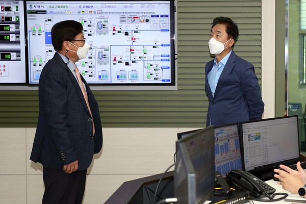 정장선 평택시장이 5일 세교가압장 내 위치한 상수도 종합관제센터를 방문해 상수도 시설 점검 및 관리 실태 등 운영현황을 점검했다. (사진제공=평택시청)