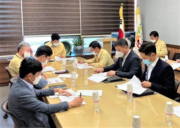 이천시는 지난 28일까지 총 3회에 걸쳐 시청 소회의실에서 각 국·소·담당관별 팀장급 이상 공무원이 참석한 가운데 ‘2021년도 주요업무계획 보고회’를 가졌다. (사진제공=이천시청)