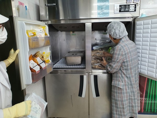 광명시는 가을 학기를 맞아 오는 22일까지 관내 초·중·고 43개 학교급식소를 대상으로 식중독 예방을 위한 위생 점검을 실시한다. (사진제공=광명시청)