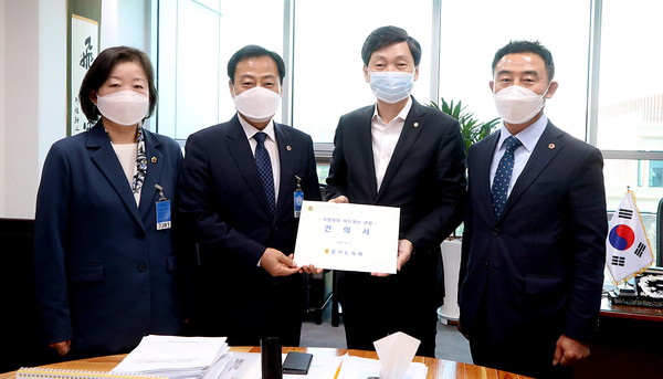 경기도의회가 5일 국회 행정안전위원회에 ‘지방자치법 전부개정안’의 조속한 통과를 촉구하는 건의문을 전달했다. (사진제공=경기도의회)