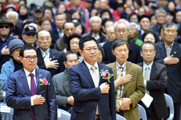 박남춘 인천시장(가운데)이 2019년 11월 25일 동구 주민행복센터에서 열린 ‘제23회 노인의 날 기념식’에 참석해 국민의례를 하고 있다. (사진제공=인천시청)