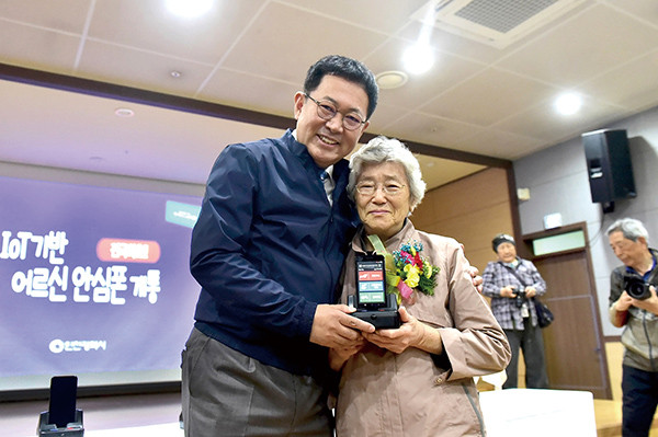 2019년 5월 인천 연수구 노인복지관에서 열린 ‘IoT기반 어르신 안심폰 개통식’. (사진제공=인천시청)