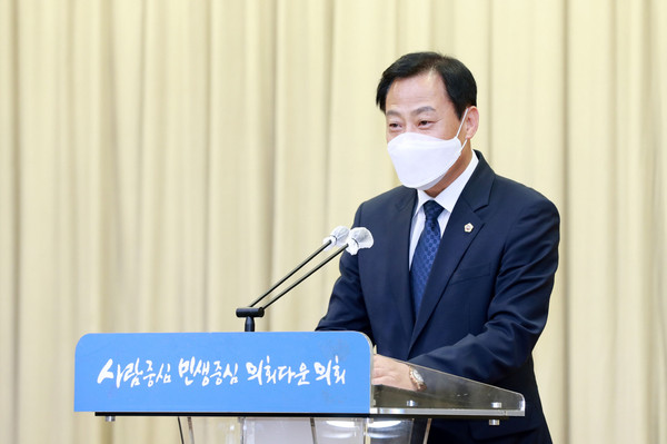 장현국 경기도의회 의장이 5일 의회사무처 1층 대회의실에서 열린 ‘10월 월례조회’에서 코로나19 대처에 모범을 보인 의회사무처 직원을 격려했다. (사진제공=경기도의회)