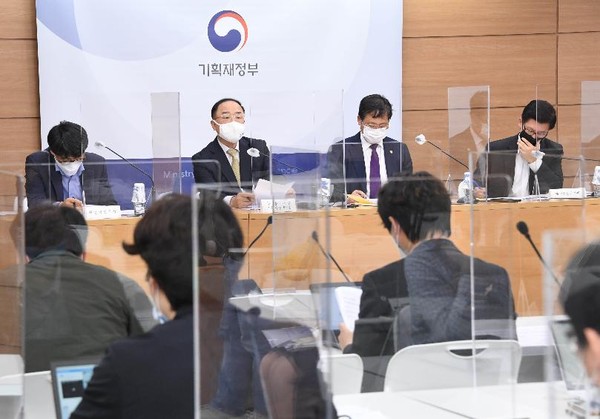 정부가 발표한 ‘한국형 재정준칙’에 대해 논란이 무성하다.(사진=기재부)