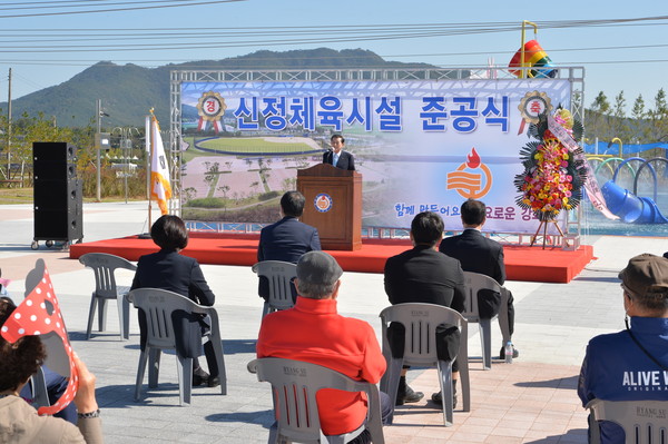 강화군은 6일 유천호 강화군수, 배준영 국회의원 강화군의회 신득상 의장이 참석한 가운데 신정체육시설 준공식을  개최했다. (사진제공=강화군청)