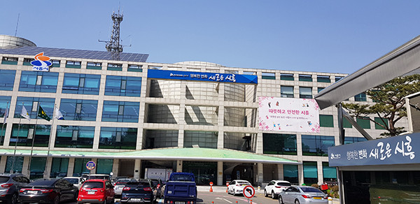 국토교통부에서 주관하는 ‘지자체 지능형교통체계(ITS) 국고보조사업’ 공모에 2년 연속 선정된 시흥시가 국비 36억6000만원을 포함한 총 61억 원의 사업비를 투자해 2021년까지 스마트교통시스템을 구축한다. 사진은 시흥시청 전경 (사진=중앙신문 DB)