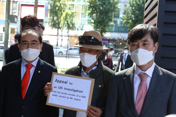 북한군에 사살된 해양수산부 공무원의 형 이래진 씨와 국민의힘 하태경, 태영호 의원이 6일 오후 서울 종로구 글로벌센터 UN 북한인권사무소에 ‘유엔 공정한 조사촉구 요청서 전달’ 기자회견을 진행하고 있다. (사진=허태정 기자)