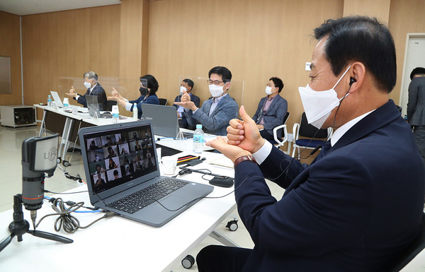 장현국 경기도의회 의장이 6일 파주시교육지원청 제1소회의실에서 파주시청소년교육의회 소속 청소년들과 비대면 정담회를 가졌다. (사진제공=경기도의회)