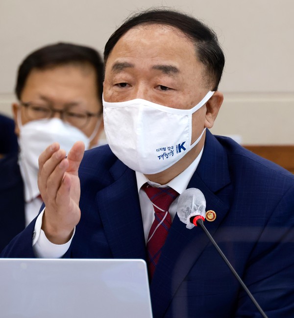 홍남기 경제부총리가 8일 국회 기획재정위원회 기재부 조세정책에 대한 국정감사에 참석해 의원 질의에 답변을 하고 있다. (사진=사진공동취재단)