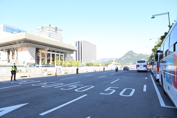 한글날인 9일 오전 돌발적인 집회·시위 등을 차단하기 위한 경찰 버스로 둘러싸여 텅빈 광화문광장의 모습. (사진=김대희 기자)