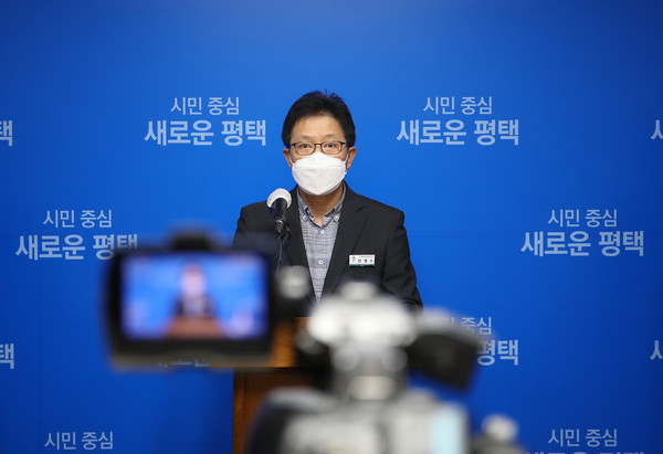 평택시는 지난 7일 언론 브리핑을 통해 장기적인 경기 침체와 코로나19 등으로 어려움을 겪고 있는 지역 내 제2금융권에 대한 활성화 사업으로 시 재단의 유휴자금 2억8100만원을 신용협동조합 3개소에 정기예탁하게 됐다고 밝혔다. (사진제공=평택시청)