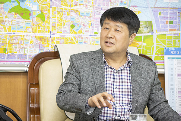 인천 계양구는 ‘사람과 자연이 공존하는 지속 가능한 미래 환경도시 구현’을 목표로 그린 뉴딜 인프라 구축 사업을 추진한다. 사진은 박형우 인천 계양구청장. (사진제공=계양구청)